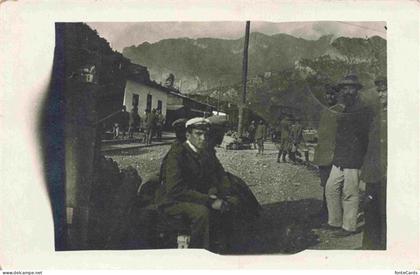 Karapinar Turkije TK Soldaten Bewohner Ortspartie mit Blick auf Gebirge