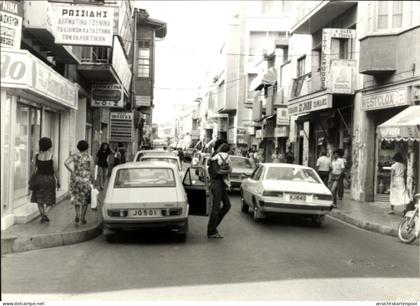 Photo Nikosia Zypern, Geschäfte, Autos, Passanten