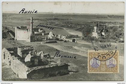 (Ukraine) Vue aérienne des ruines du Château de Hotin. Khotyn. Frontière avec la Moldavie. Carte photo.