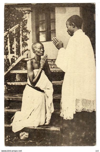 Uganda  Oeganda   Prêtre indigène bénissant sa mère   Missionnaires d'Afrique (Pères Blancs)