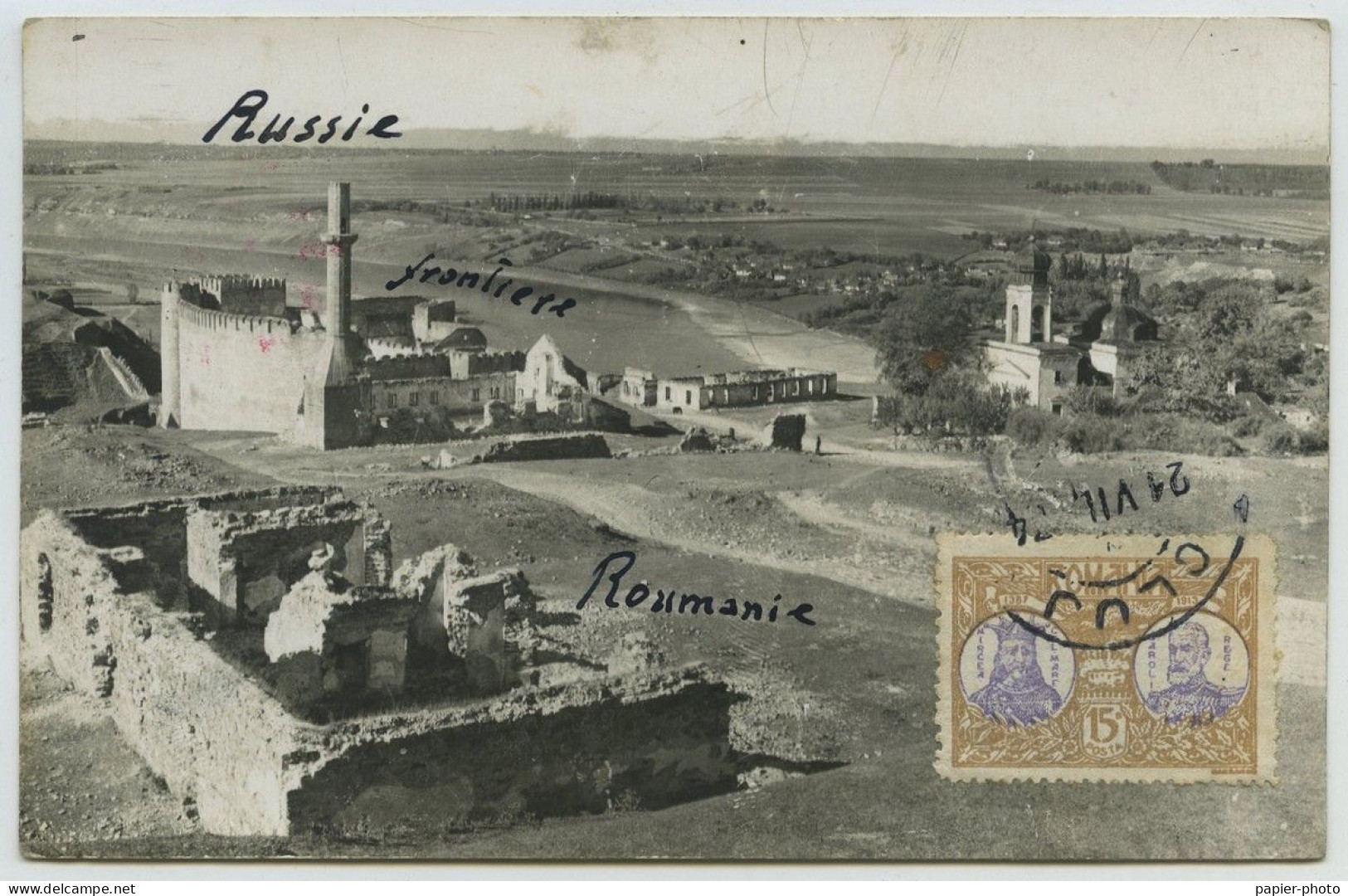 (Ukraine) Vue aérienne des ruines du Château de Hotin. Khotyn. Frontière avec la Moldavie. Carte photo.