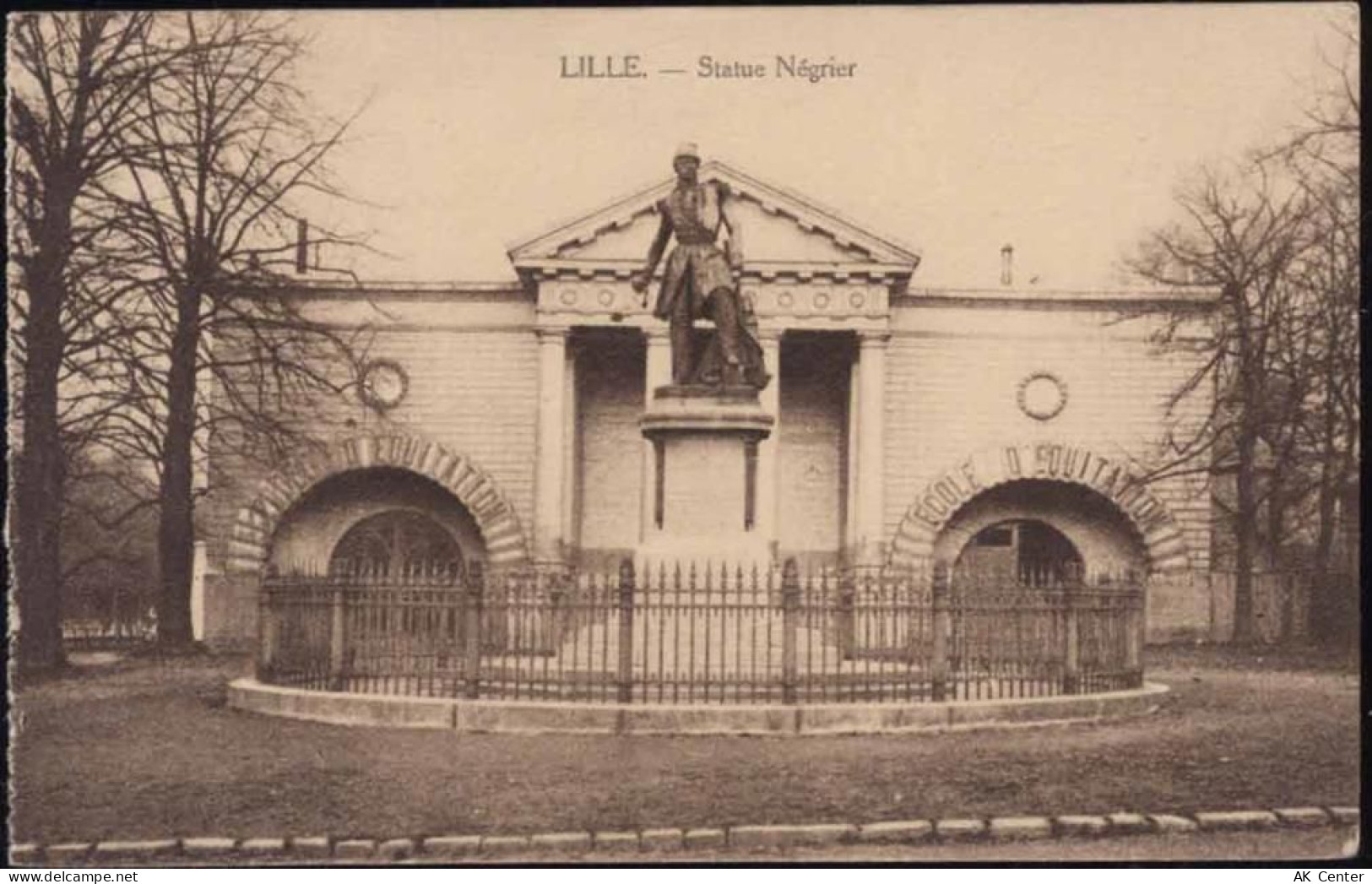 um 1910-20 - Lille, Reitschule, Statue -Statue n&eacute,grier- davor AKU... - 20022599
