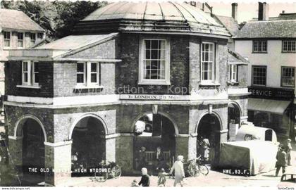 High Wycombe Buckinghamshire UK Old-Market Marktgebaeude Ziegel Boegen Passanten