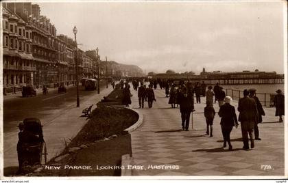 Grande Bretagne Great Britain CPA New parade Looking East Hastings