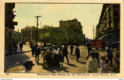 PC US, MI, GRAND RAPIDS, MONUMENT PARK, MONROE ST, Vintage Postcard (b49510)