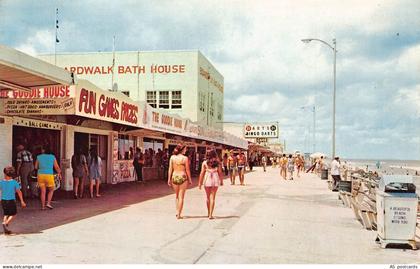 US Florida Typical Scene Boardwalk Jacksonville Fun Games vintage postcard B954