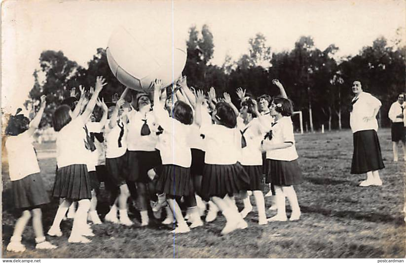 Uruguay - 6 - Vistas de las plazas de deportes y de otras actividades fisicas que se realizan bajo la superintendencia d