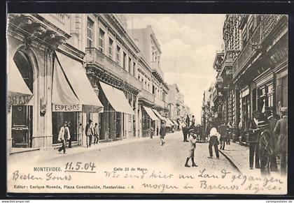 AK Montevideo, Calle 25 de Mayo con hombres y tiendas