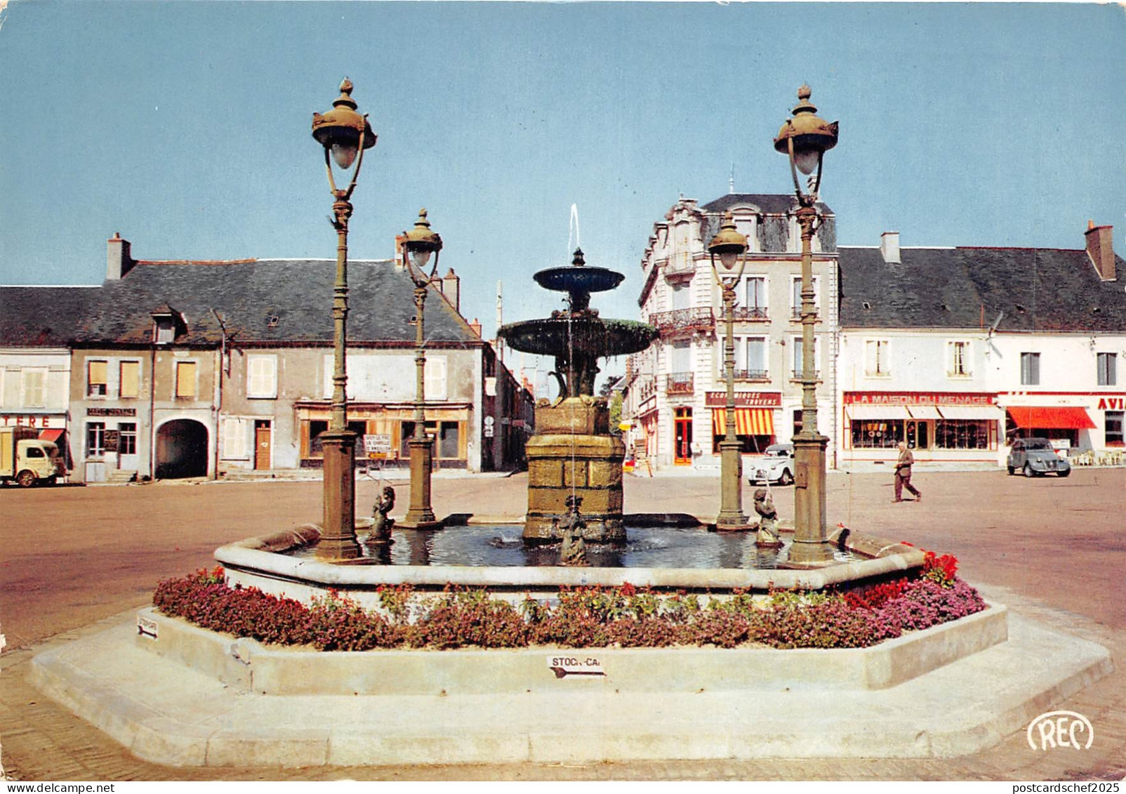 US30 postcard France Henrichemont Cher la fontaine monumentale 1972