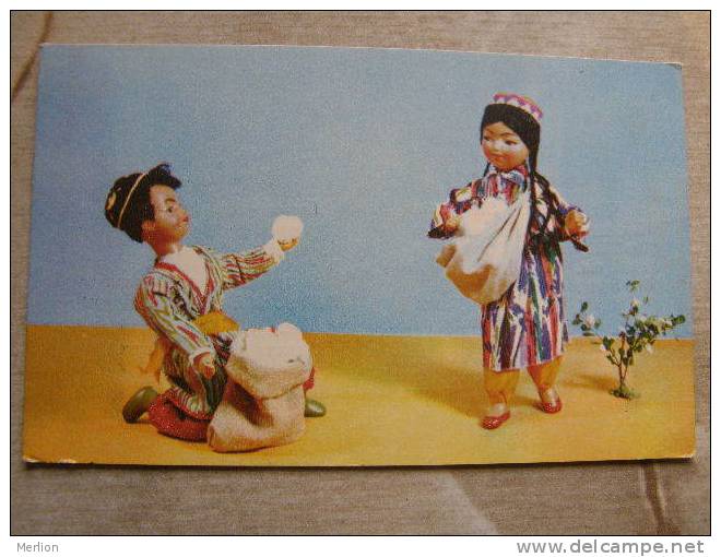 Uzbekistan - Dolls in Uzbek national costumes      D90756