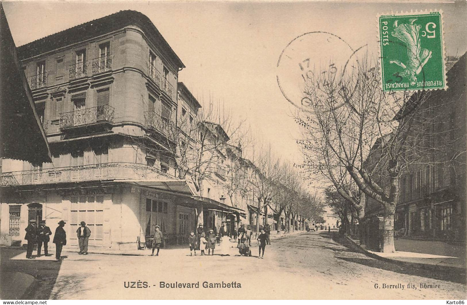 uzès * le boulevard gambetta * café