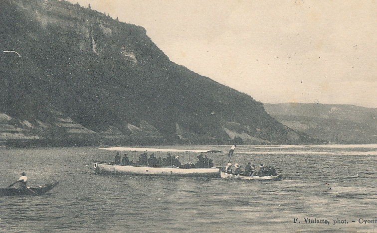 V 974 /CPA NANTUA  (01)  BATEAU AUTOMOBILE  VILLE DE NANTUA  ET LE GRAND ROCHER