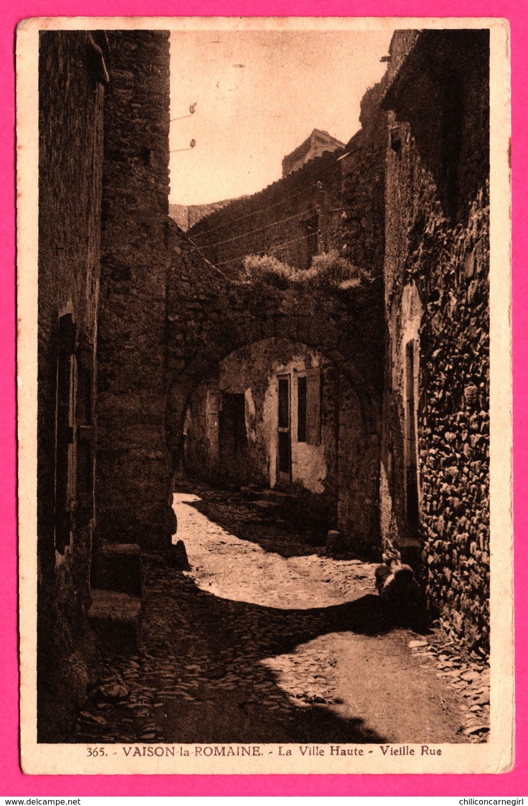 Vaison la Romaine - La Ville Haute - Vieille Rue - LA CIGOGNE