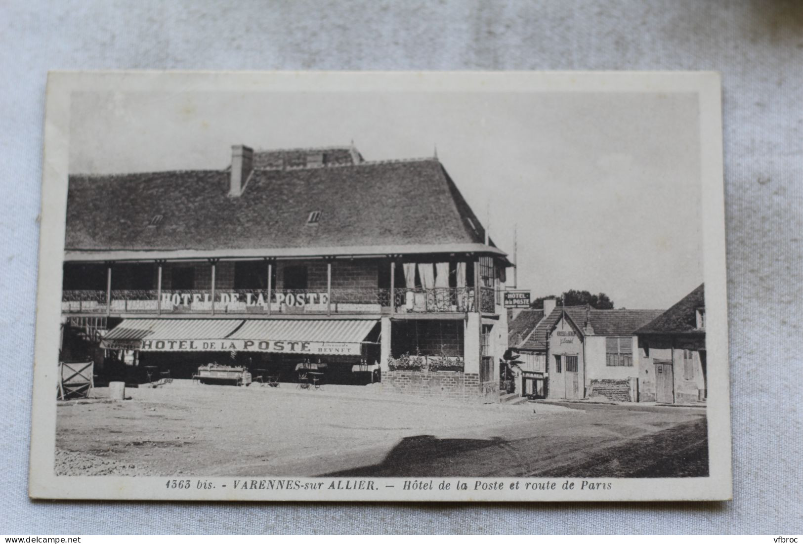 Varennes sur Allier, hôtel de la poste et route de Paris, Allier 03