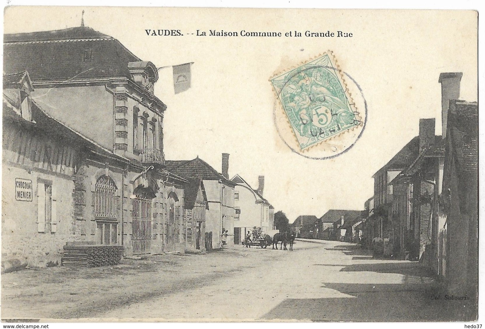 Vaudes - La Maison Commune et la Grande Rue