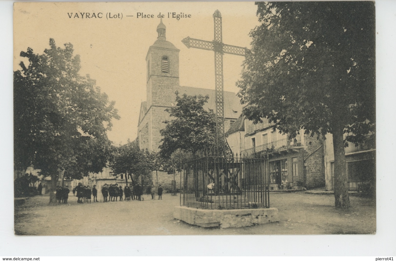 VAYRAC - Place de l'Eglise