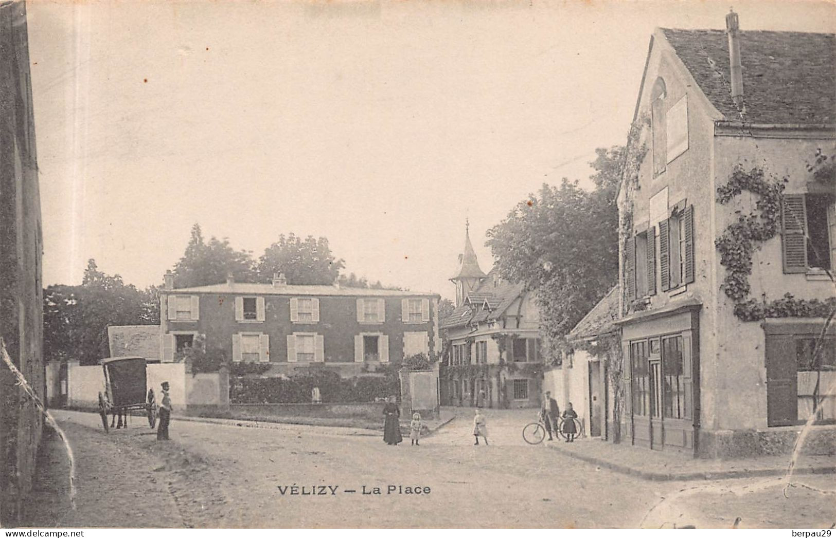 VELIZY  -  La place , animée