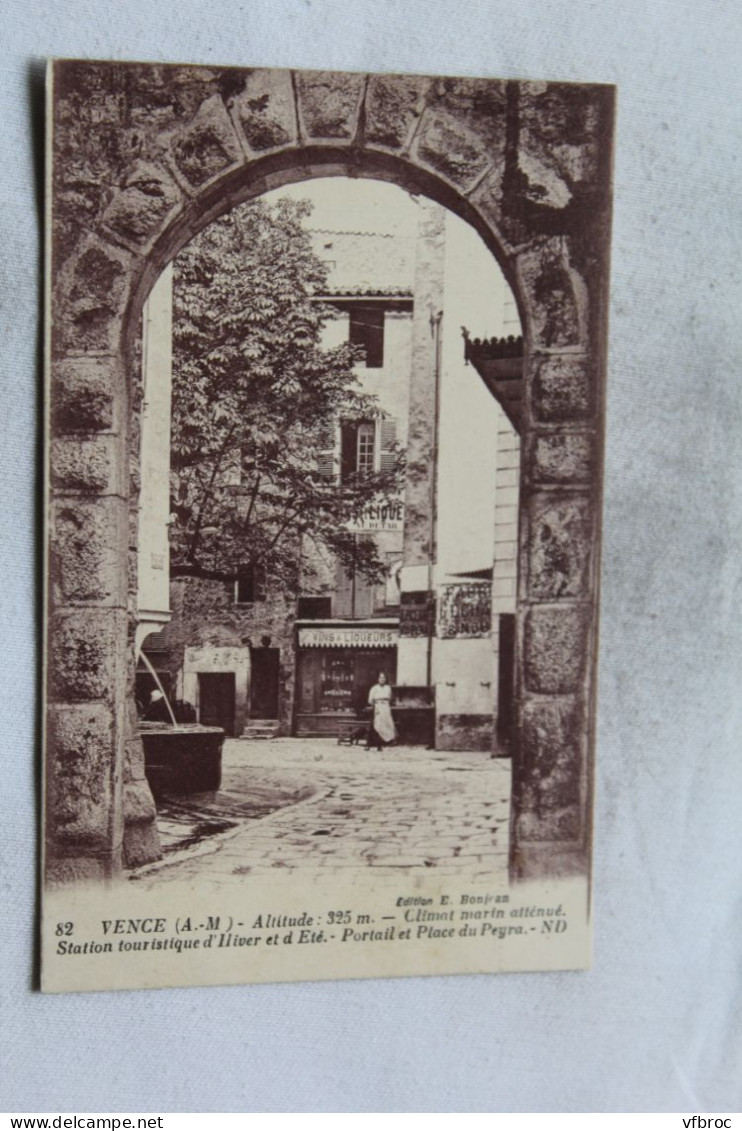 Vence, portail et place du Peyra, Alpes maritimes 06