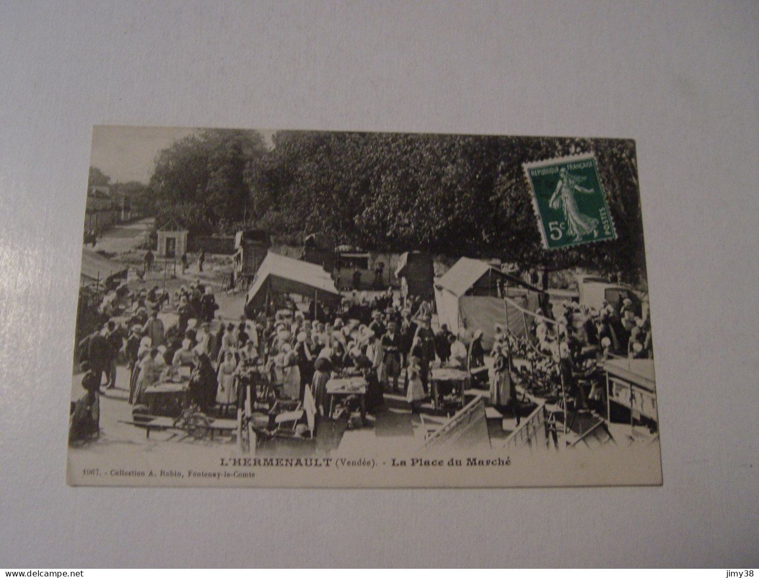 VENDEE-L'HERMENAULT-LA PLACE DU MARCHE-ANIMEE