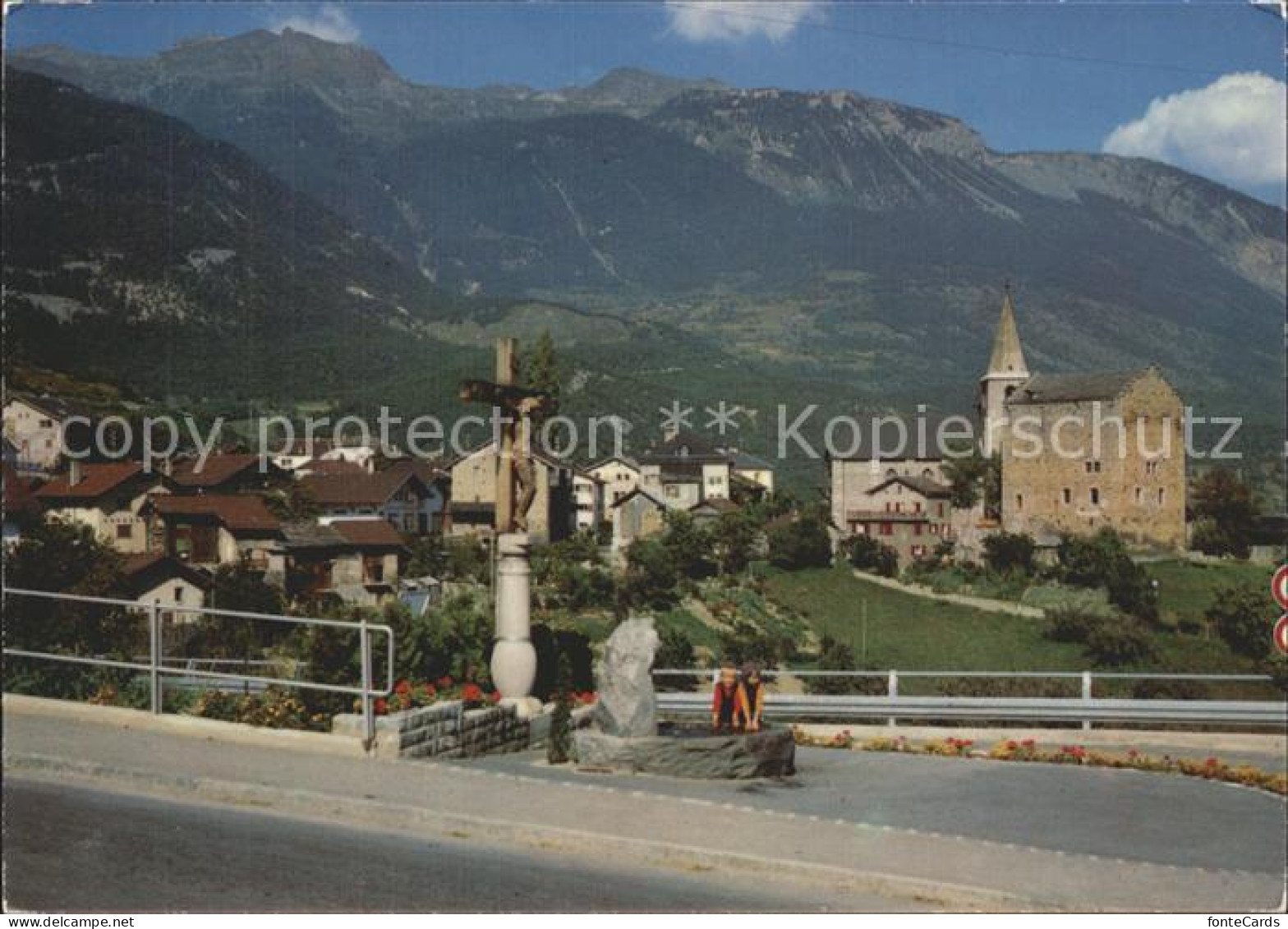 Venthone Teilansicht mit Wegekreuz