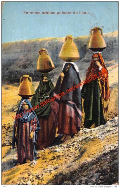 Femmes arabes puisant de l'eau