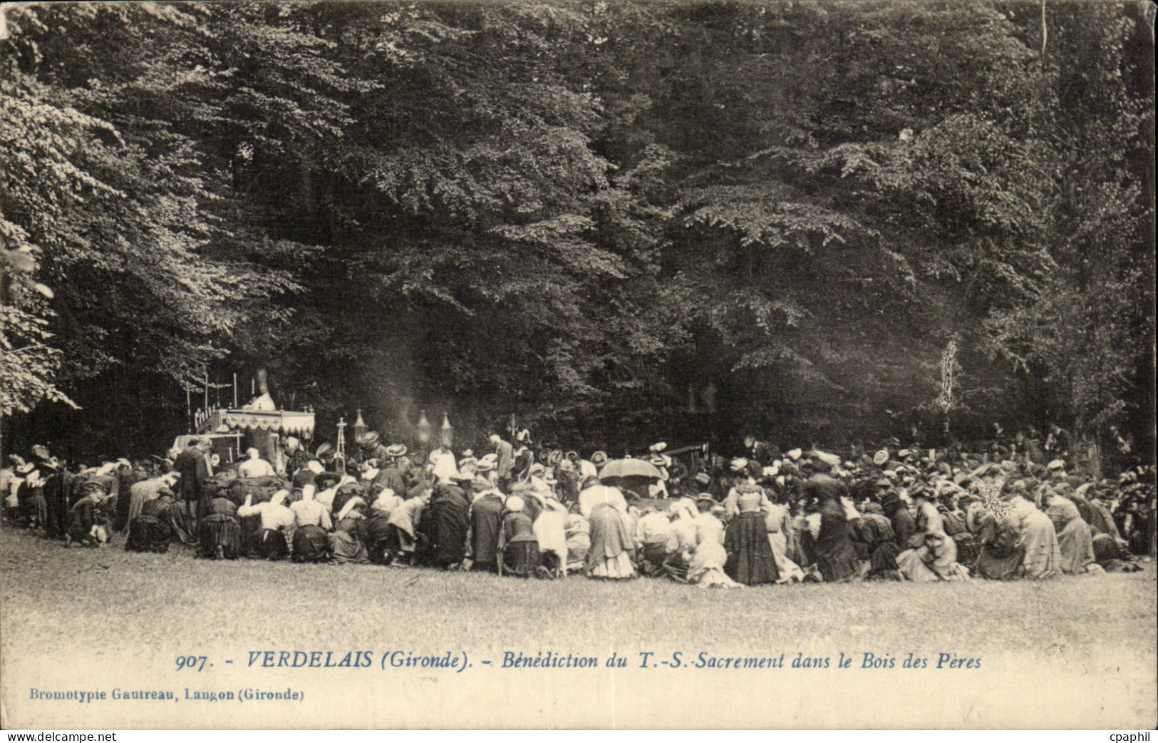 Verdelais CPA Banediction du TS sacrement dans le bois des Peres