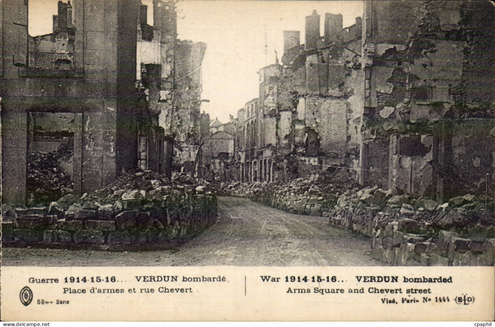 Verdun - Guerre 1914 1918 - Verdun bombarde Place d'armes et rue Chevert - CPA