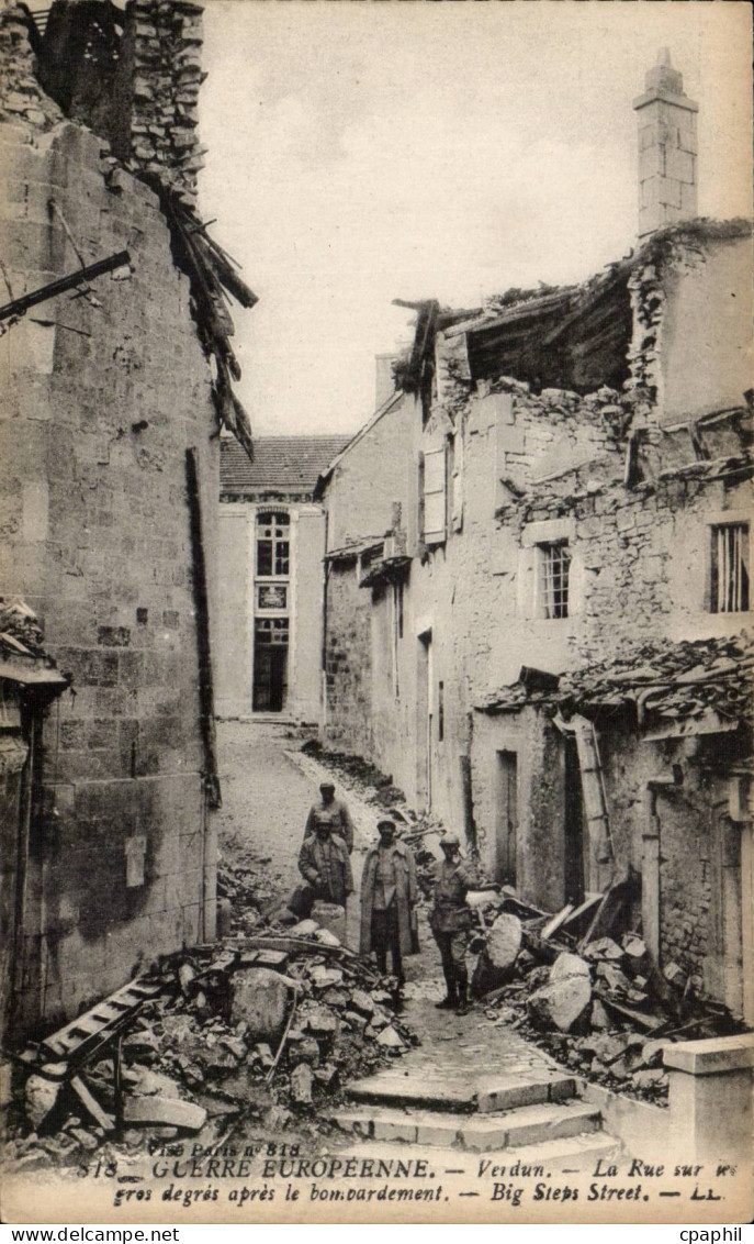 Verdun -Les Ruines de la Grande Guerre - La Rue sur le gros apres le bombardement - Big Steps Street - CPA