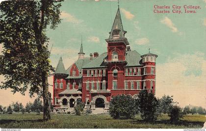 ETATS UNIS - Iowa - Charles City College - Façade rouge - Tourelles - Herbe - Arbres - Carte Postale ancienne