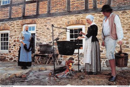 BR31070 Dyeing Wool in Old Salem Winston Salem america