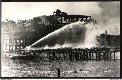 AK Texas City, TX, Löscharbeiten vom Wasser aus