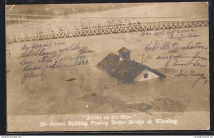 AK Wheeling, WV, Afloat on the Ohilo, School Building Passing Under Bridge, Hochwasser