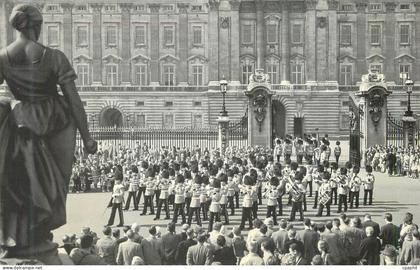 CPM Buckingham Palace London Militaria