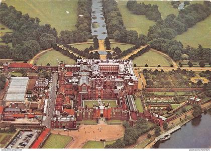 B87280 hampton court palace middlesex    uk