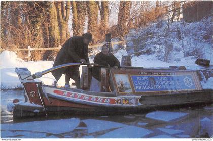 uk47893 traditional canal boats and boat people northamptonshire uk