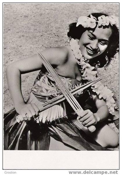 HAWAI HAWAIENNE EXECUTANT LA DANSE DES BAMBOUS (FILM HAWAI ILES DE REVE DE JACQUES CHEGARAY)