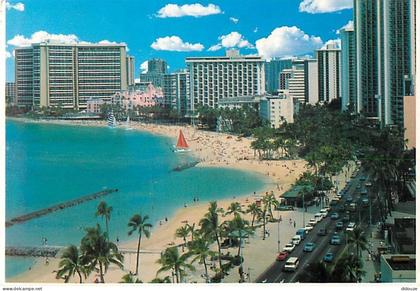 Etats Unis - Hawaï - Honolulu - Waikiki Beach - Hotels US Royal Hawaiian lining Waikiki Beach on one sideand Kalakaua Av