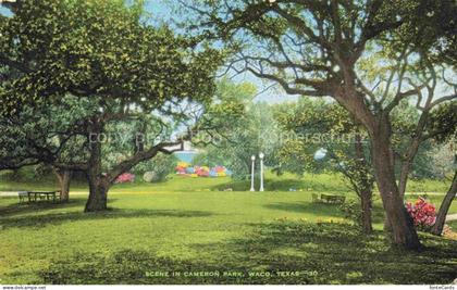 Waco Texas USA Cameron-Park Baeume Rasen Parkbaenke Laternen Blumenbeete Spazier