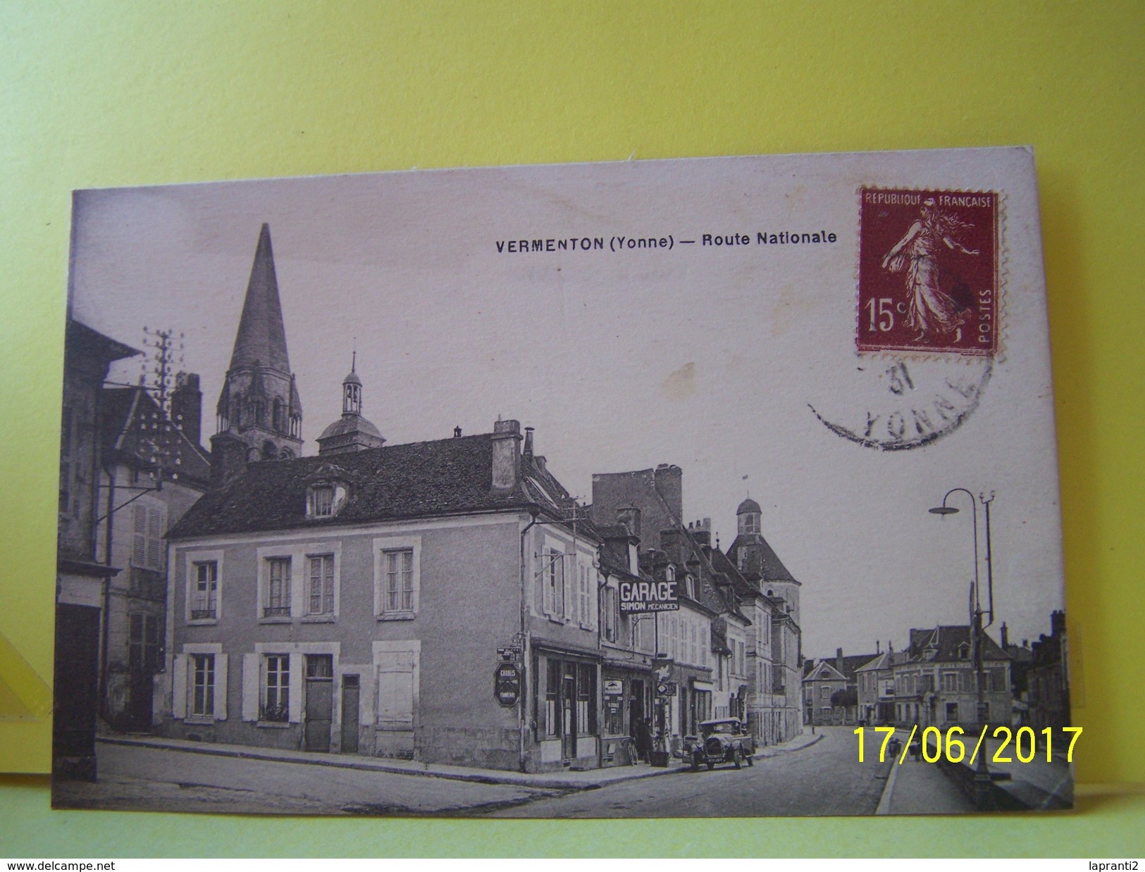 VERMENTON (YONNE) LES COMMERCES. LES MAGASINS. LES VOITURES. ROUTE NATIONALE.