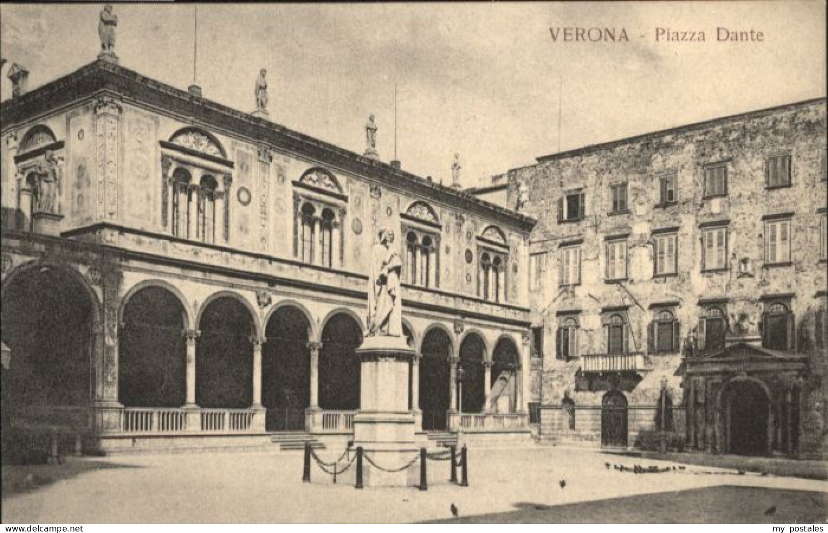 Verona Veneto Verona Piazza Dante Statue
