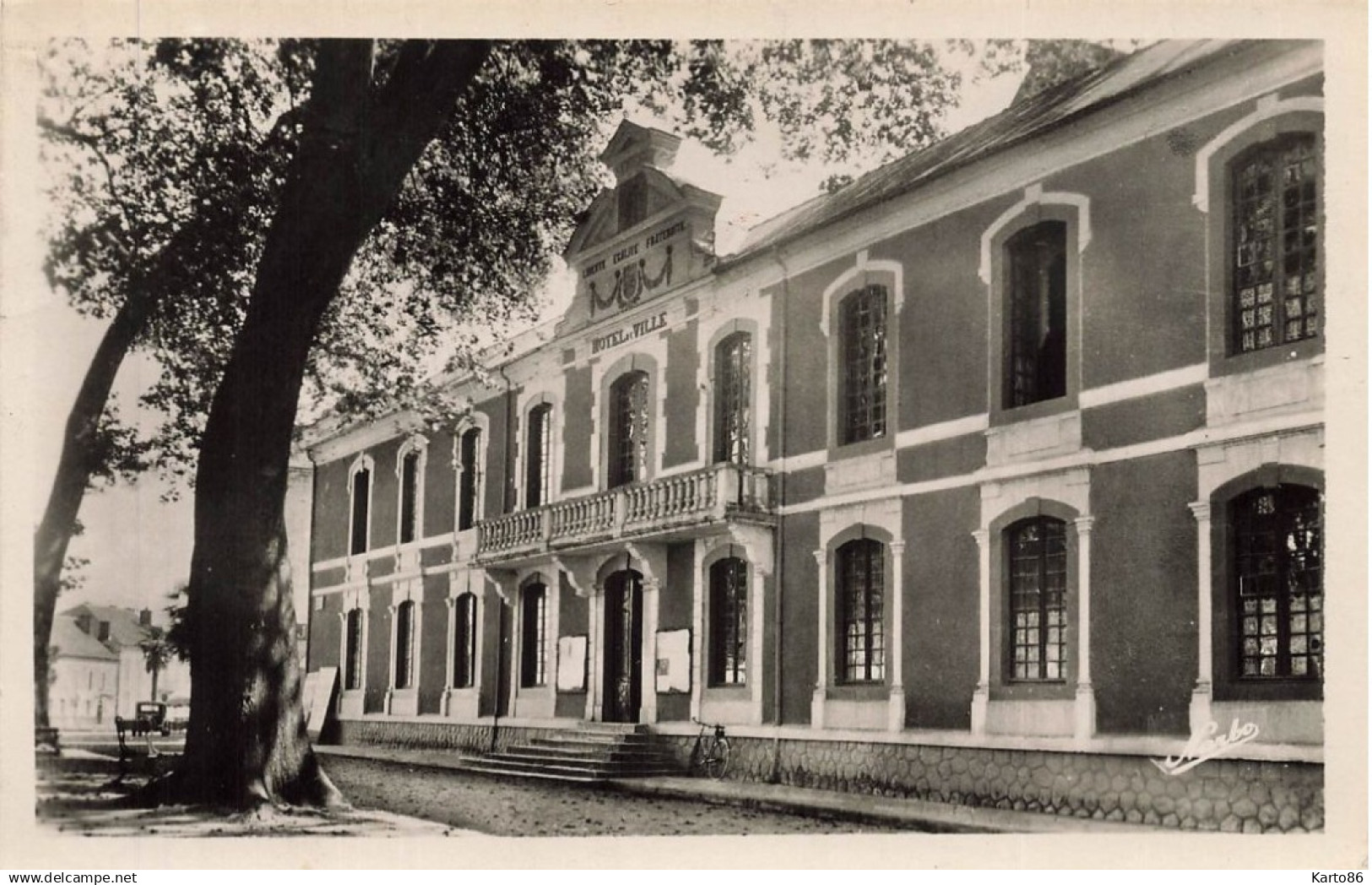 vic sur bigorre * place de l'hôtel de ville , mairie