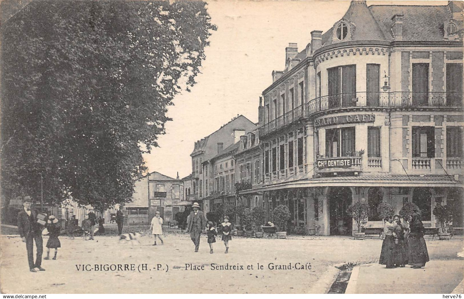 VIC SUR BIGORRE - place Sendreix et le Grand Café