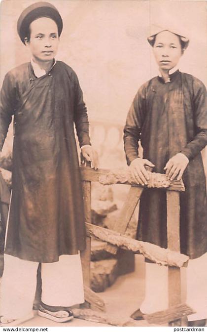 Vietnam - Deux jeunes hommes - CARTE PHOTO