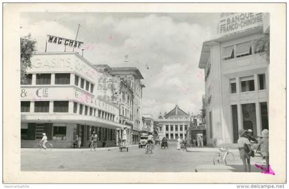 Hanoi : une rue - semi moderne