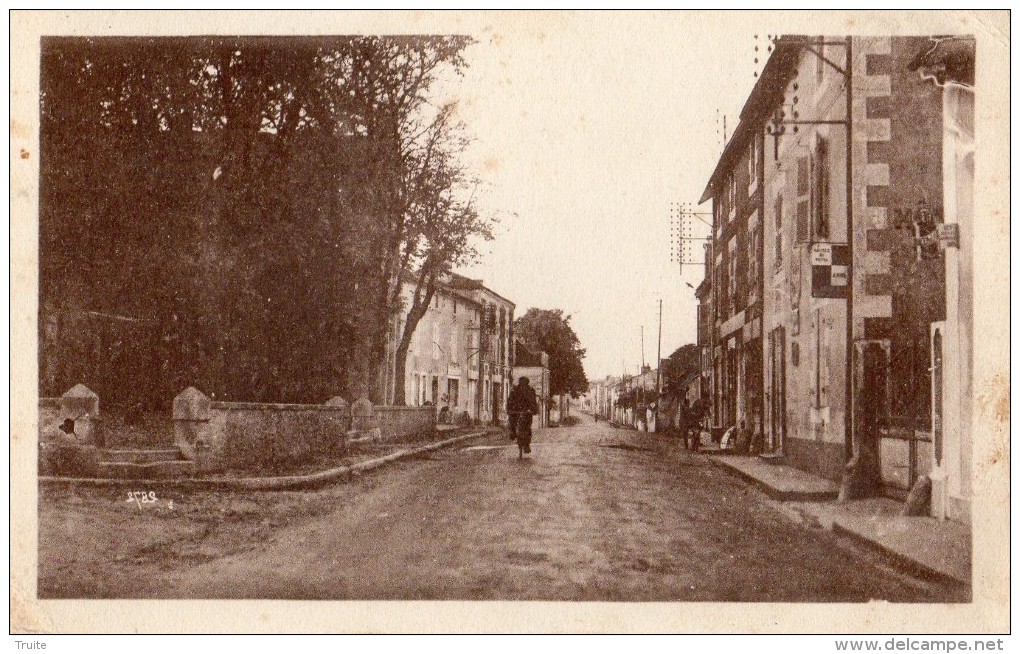 VILLEDIEU-DU-CLAIN LA PLACE