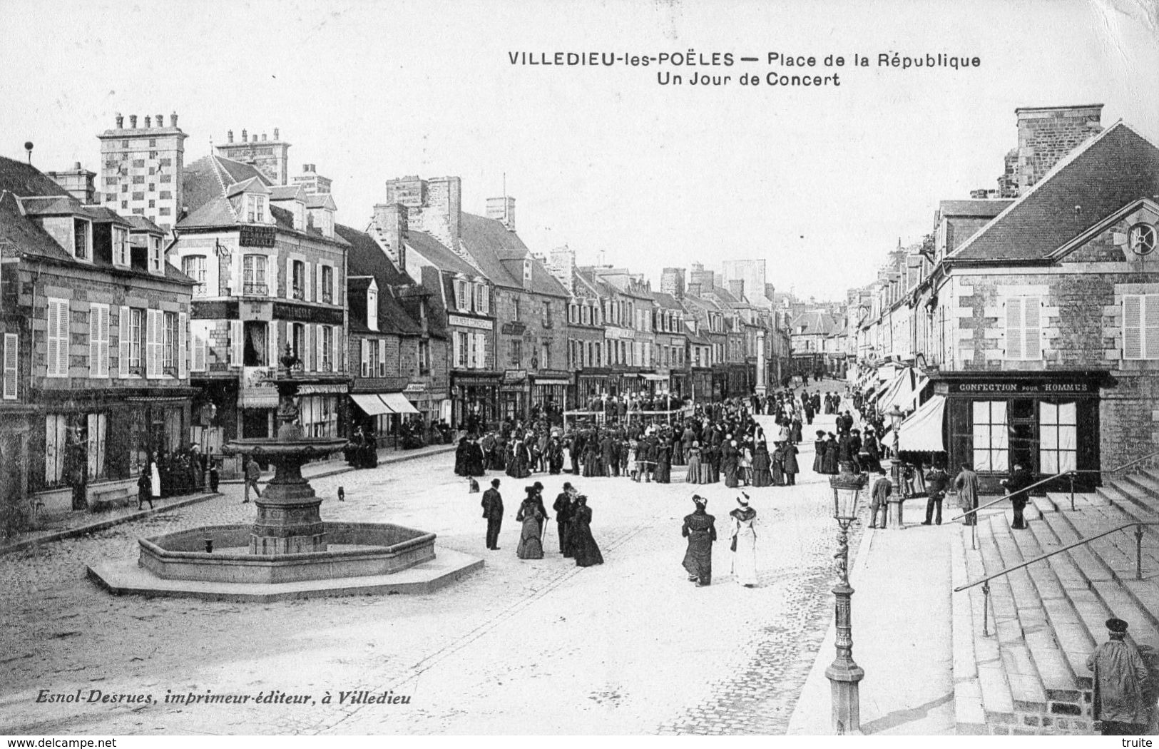 VILLEDIEU-LES-POELES PLACE DE LA REPUBLIQUE UN JOUR DE CONCERT