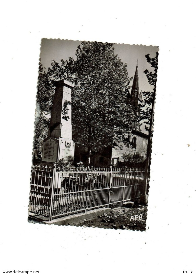 VILLEFRANCHE-D'ALBIGEOIS LE MONUMENT AUX MORTS ET LE CLOCHER