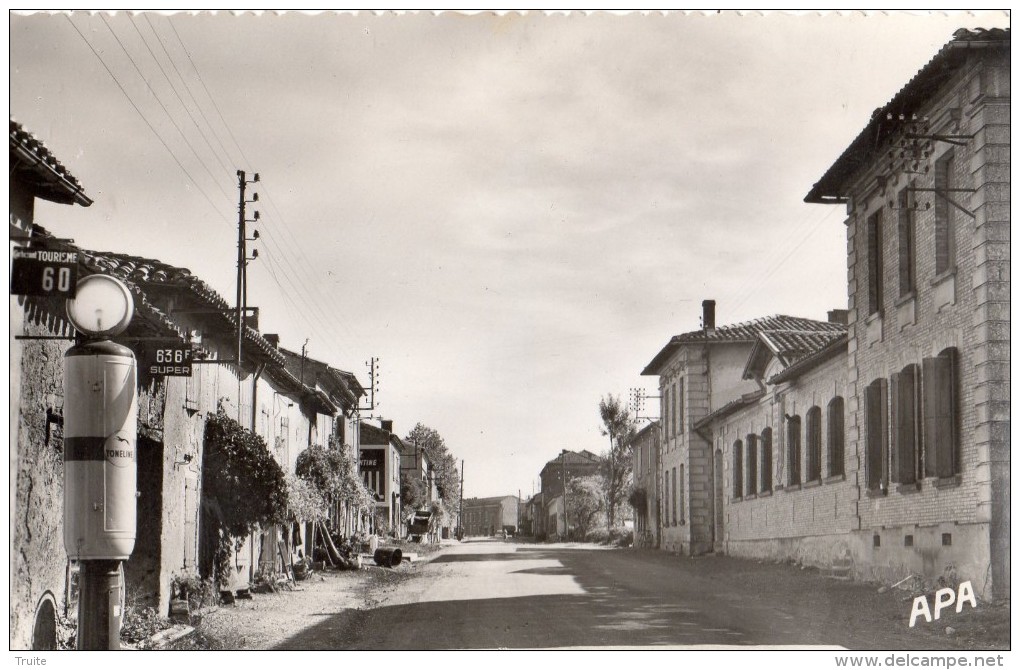 VILLEFRANCHE-D'ALBIGEOIS LES ECOLES AU 1 ER PLAN POMPE A ESSENCE