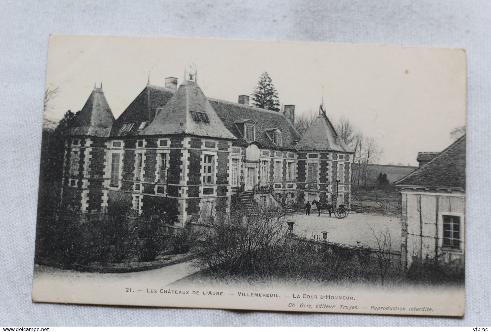 Villemereuil, la cour d'honneur, Aube 10