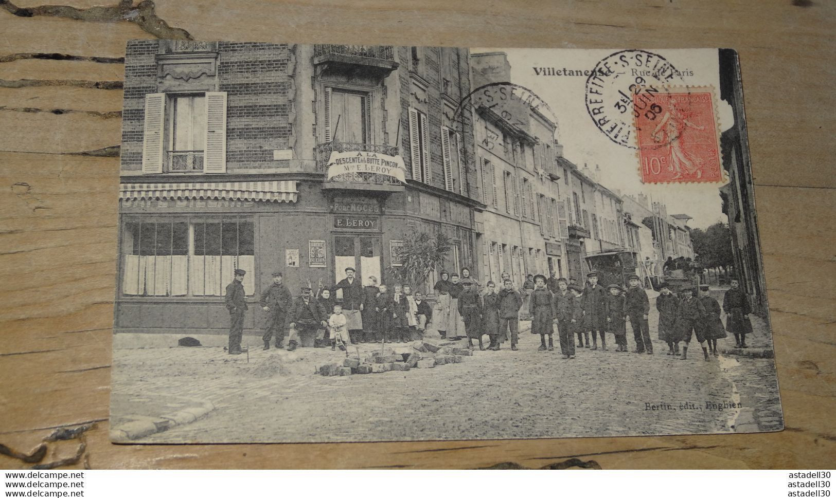VILLETANEUSE : rue de Paris  ............ 8177